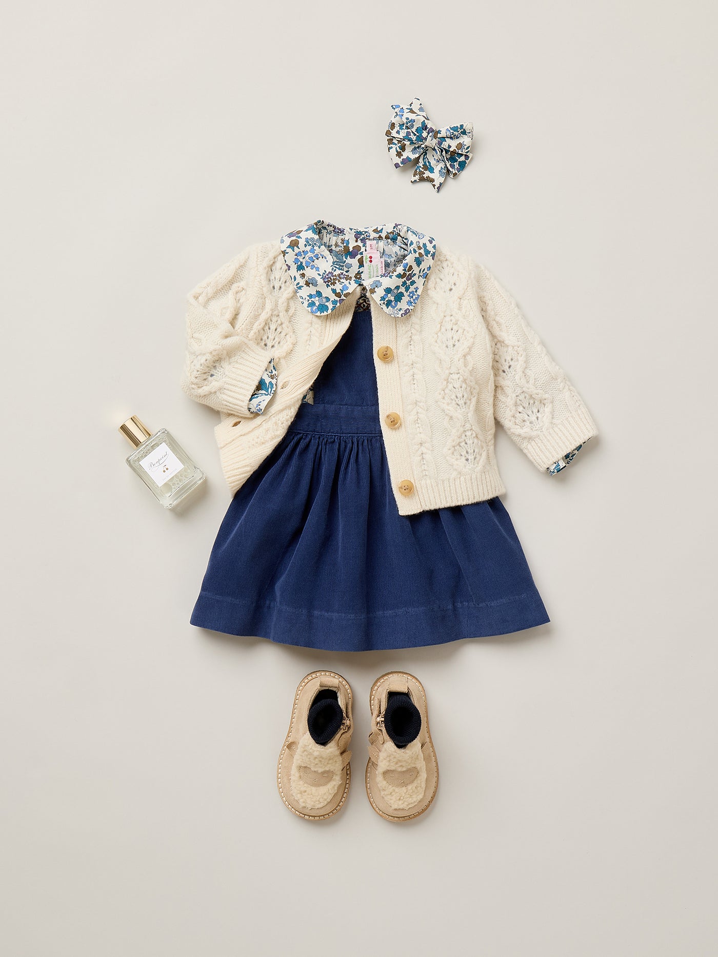 Look Bébé fille Hiver 2026 - Robe en velours milleraies et cardigan en laine